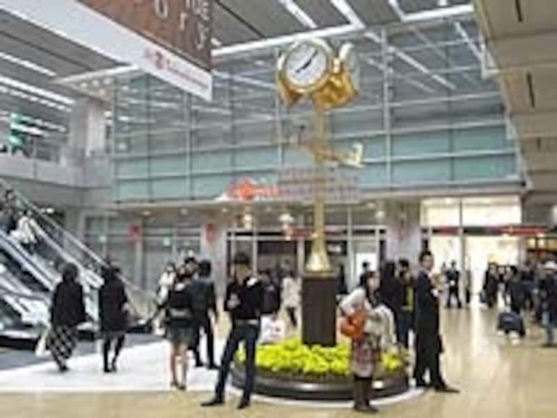 桜通り口の「金の時計」