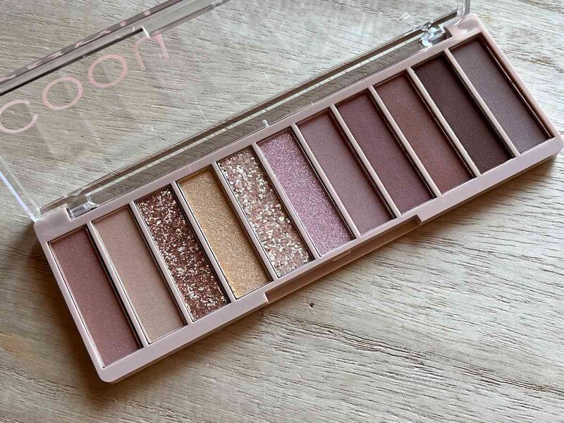 ダイソーの「コーウ アイシャドウパレット 03ミュートサンセット」は華やかに仕上がるラメ感◎