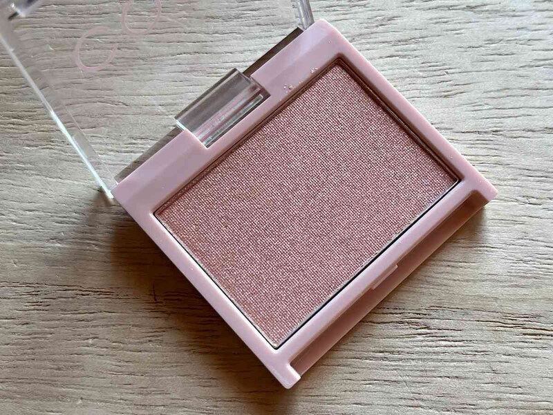 ダイソーの「コーウ ハイライト 03ピンクライト」は上品なパール感