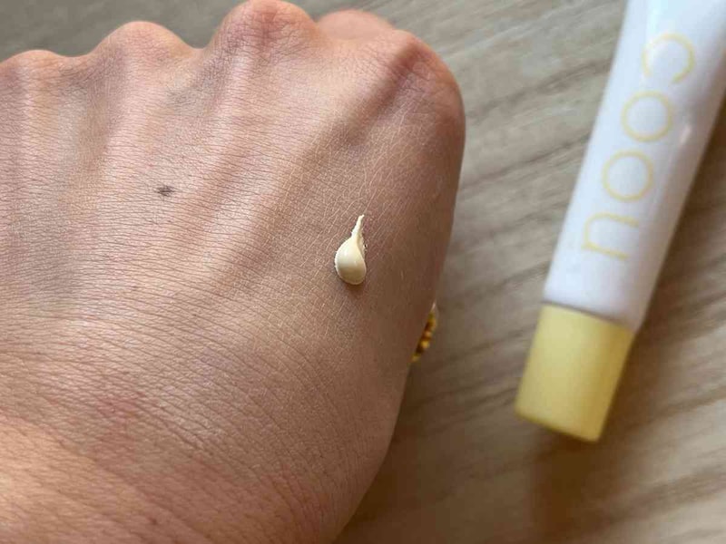 ダイソーの「コーウ コントロールカラー 03イエロー」の色味