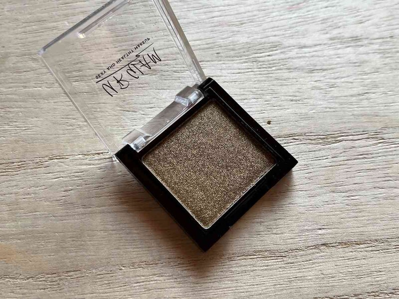 ダイソーの「ユーアーグラム パウダーアイシャドウ イエローブラウン」の色味