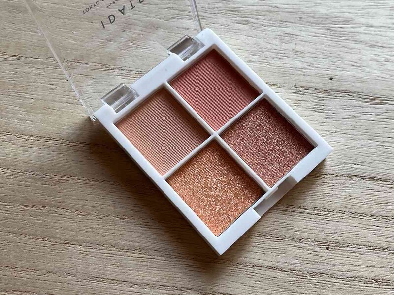 ダイソーの「アイデイト 4色アイシャドウパレット06」はカラーは明るい印象のピーチベージュ