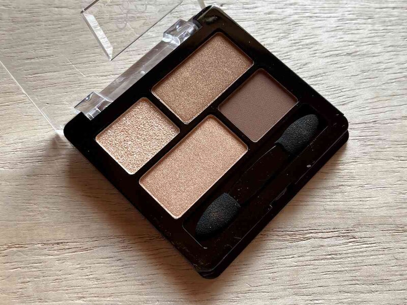 ダイソーの「GENE TOKYO リラクシー アイシャドウ 01」のカラーはリッチブラウン