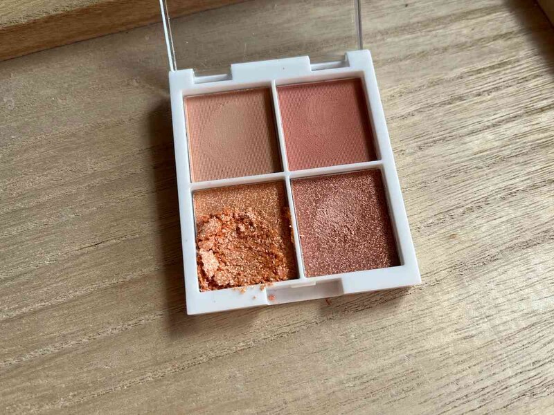 ダイソーの「アイデイト 4色アイシャドウパレット06」のラメは柔らかい
