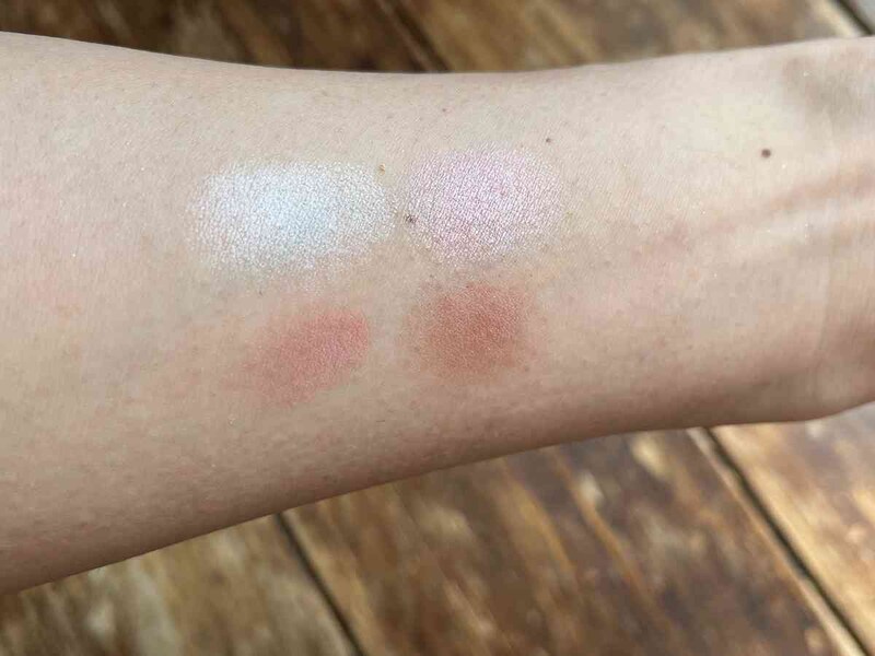 ダイソーの「＆. アイシャドウパレット ピンクモーヴ」にはアイホールにつけるベースになるようなカラーもある