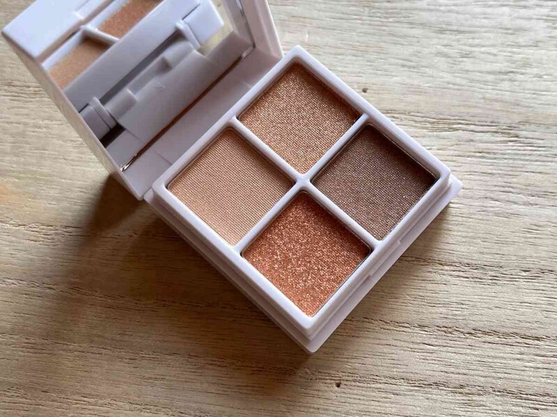 ダイソーの「アイデイト ミニマルパレット01」は上段がアイシャドウ