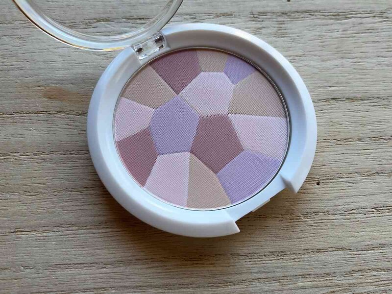 ダイソーの「アイデイト ミックスフェイスパウダー02」の血色感のある仕上がりになるピンクオークルベール