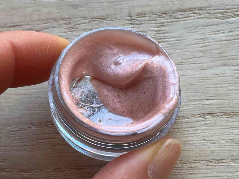 ダイソーの「アイデイト ジェルハイライト01」は保湿成分入り