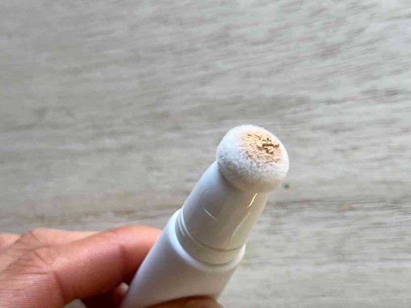 ダイソーの「アイデイト スポンジコンシーラー02」は先端にスポンジがついている