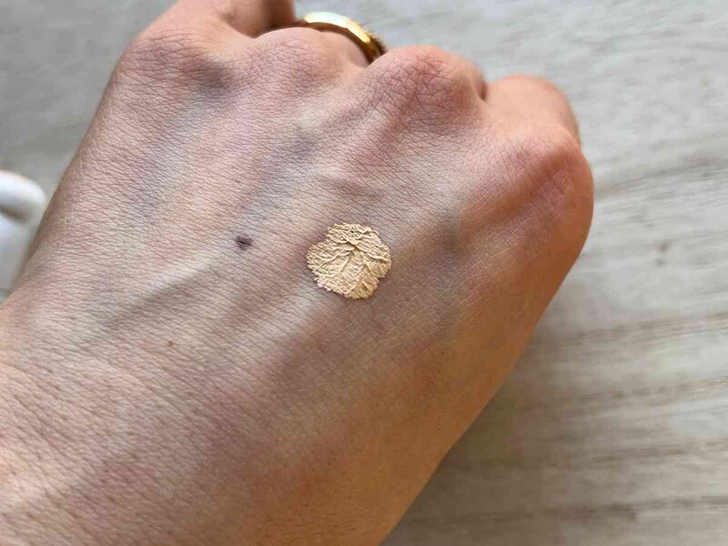 ダイソーの「アイデイト スポンジコンシーラー02」はイエローオークルで黄みのある自然な明るさ