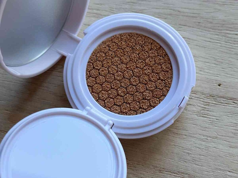 ダイソーの「アイデイト クッションファンデーション03（ミニ）」はミディアムベージュで血色よく肌トーンを明るく◎