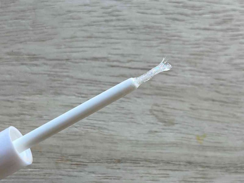 ダイソーの「アイデイト ラメライナー01」は細筆タイプ