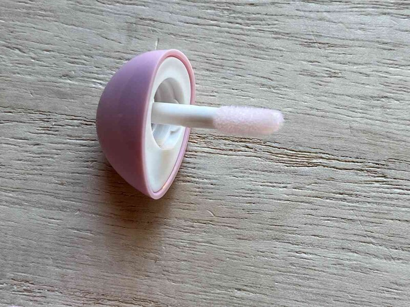 ダイソーの「アイデイト リップケアオイル」はチップを使って唇に乗せる