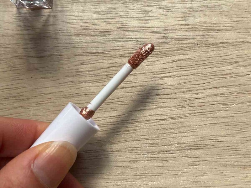 ダイソーの「アイデイト リキッドアイシャドウ03」はチップタイプ