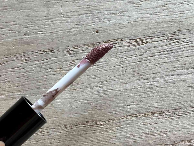 ダイソーの「ユーアーグラム リキッドアイシャドウ」はチップ付き