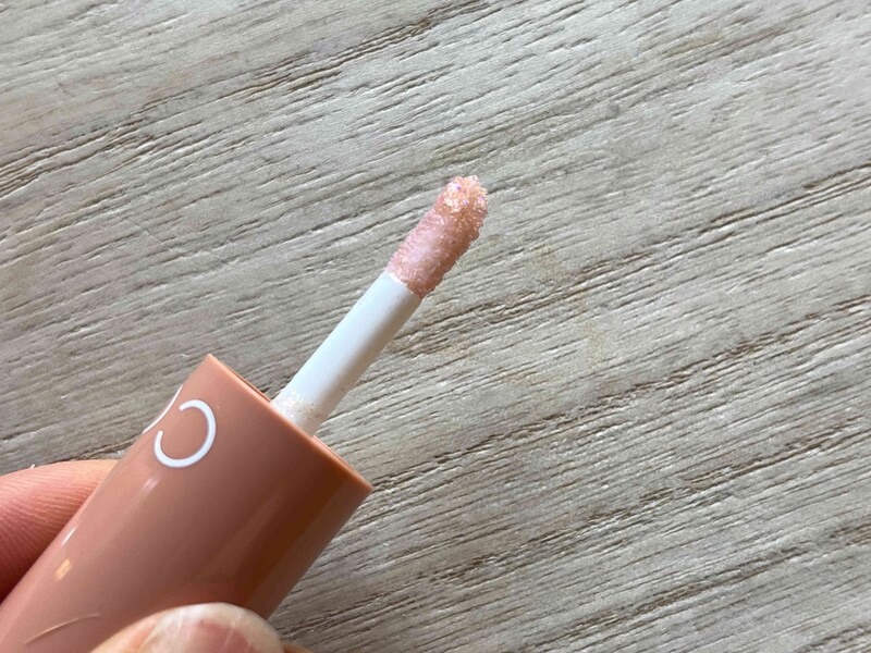 ダイソーの「コーウ リキッドアイシャドウ 04オーロラピンク」は黒目の上に乗せるなどして使う