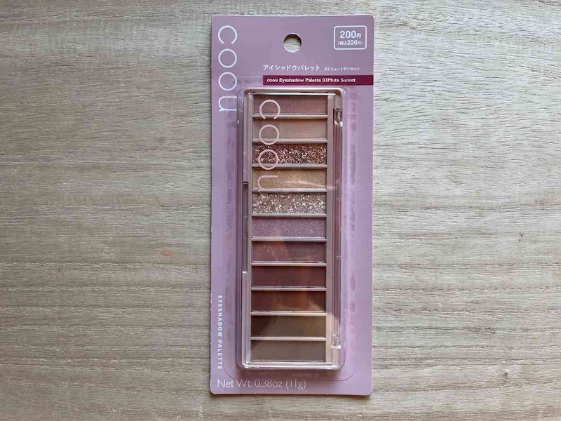 ダイソーの「コーウ アイシャドウパレット 03ミュートサンセット」
