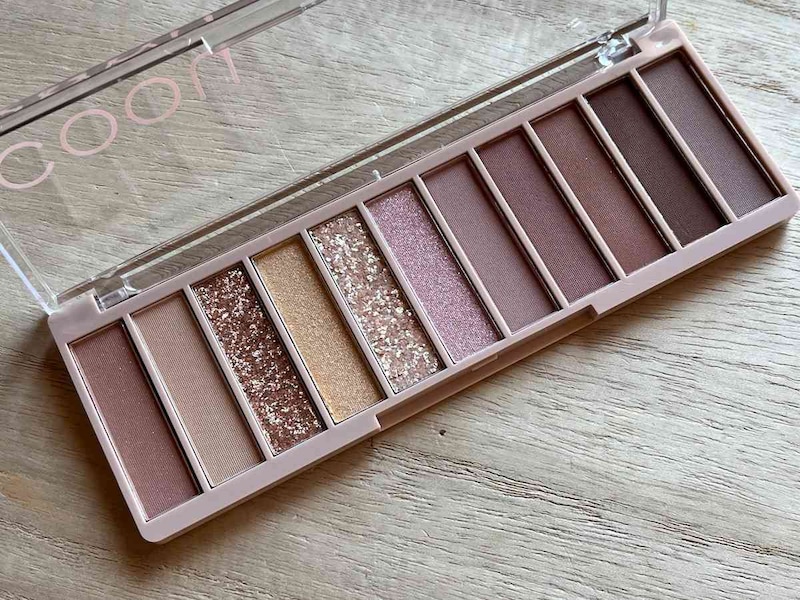 ダイソーの「コーウ アイシャドウパレット 03ミュートサンセット」の色味