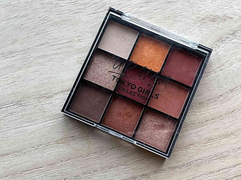 ダイソーの「UG ブルーミングアイカラーパレット 02a」