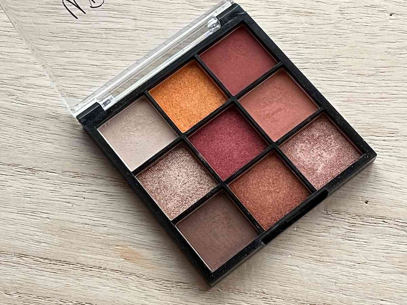 ダイソーの「UG ブルーミングアイカラーパレット 02a」のベースカラーはラメ入り