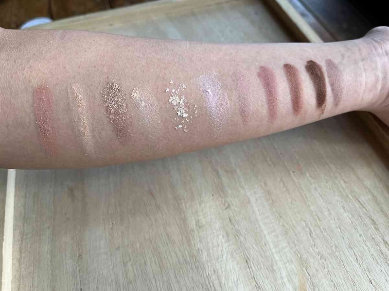 ダイソーの「コーウ アイシャドウパレット 03ミュートサンセット」はブラウン系のカラーが多めでラメも綺麗