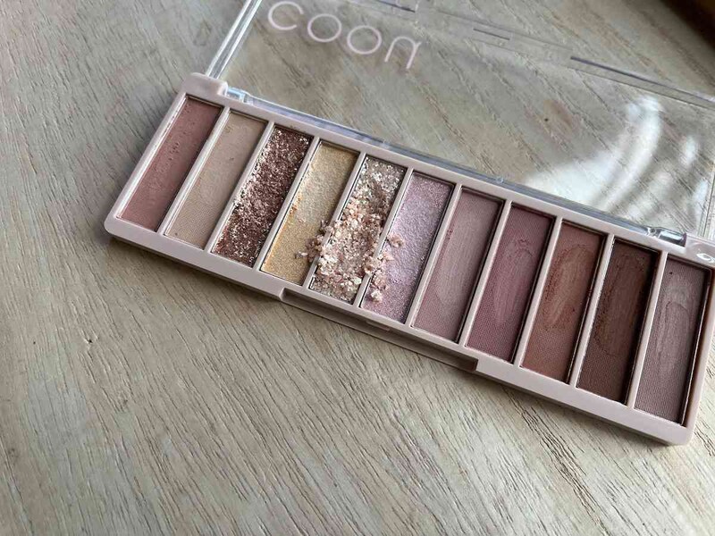 ダイソーの「コーウ アイシャドウパレット 03ミュートサンセット」のラメを多く含むカラーは柔らかい
