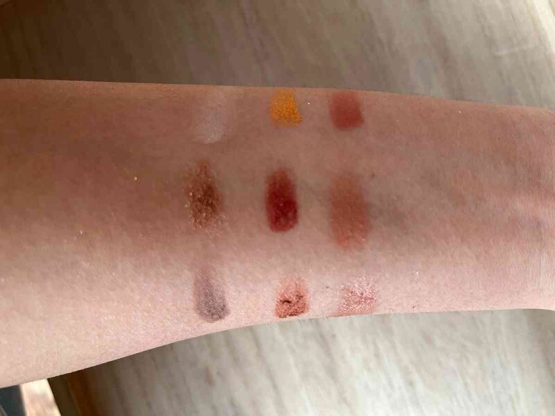 ダイソーの「UG ブルーミングアイカラーパレット 02a」はオレンジ系の色の発色が綺麗