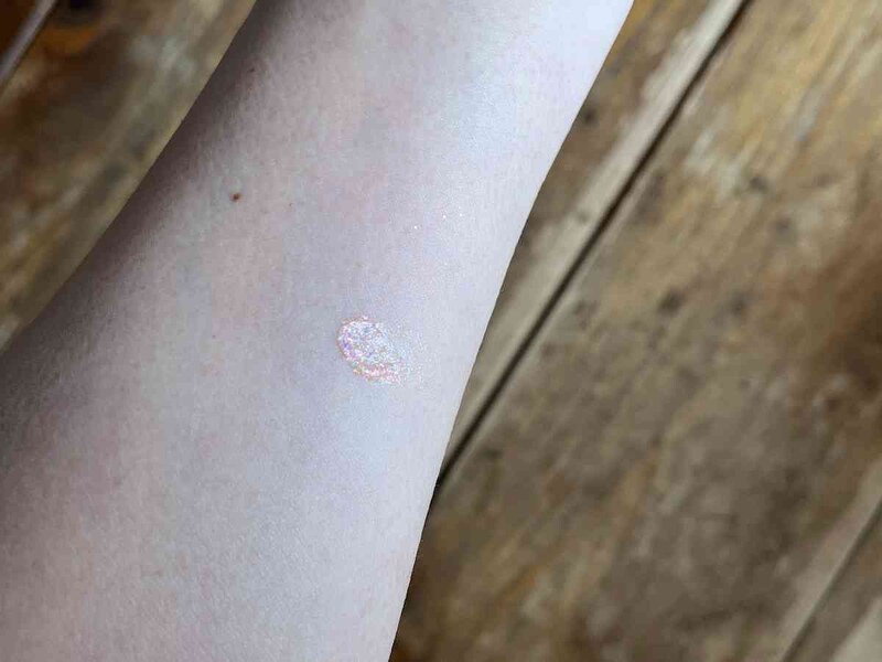 ダイソーの「コーウ リキッドアイシャドウ 04オーロラピンク」はラメ感◎