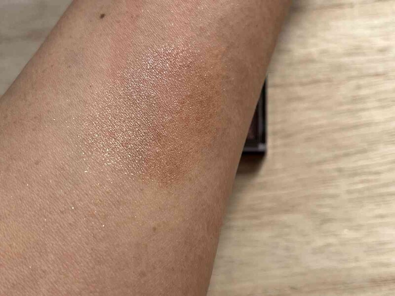 ダイソーの「UG オーロラアイシャドウ 01」は控えめカラーでラメの輝きが素敵