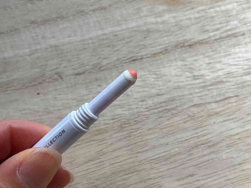 ダイソーの「アイデイト 2WAYシャドウライナー03」はチップにアイシャドウをつけて使う