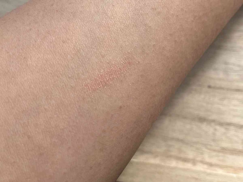 ダイソーの「アイデイト 2WAYシャドウライナー03」は薄めのピンクに染まる