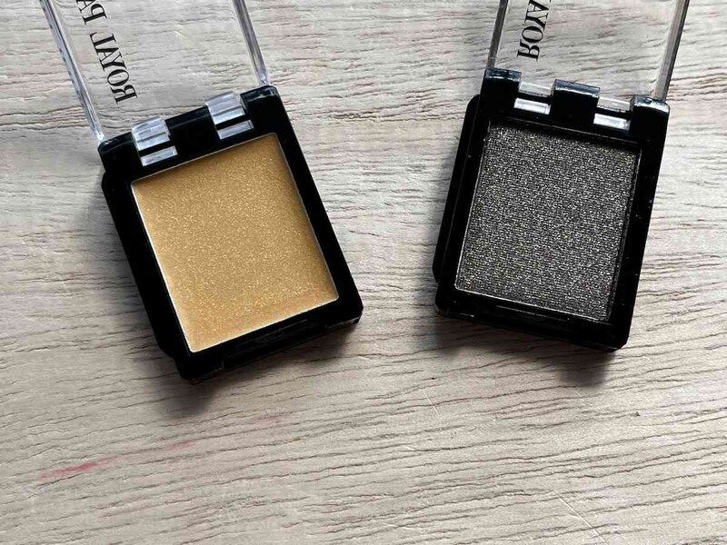 ダイソーの「ロイヤルパーティー カスタムアイシャドウ 05 06」のケースはスライドさせ、個別に持ち運べる