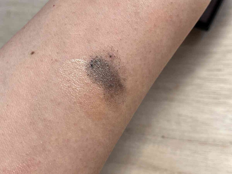 ダイソーの「ロイヤルパーティー カスタムアイシャドウ 05 06」のケースはスライドさせ、個別に持ち運べる