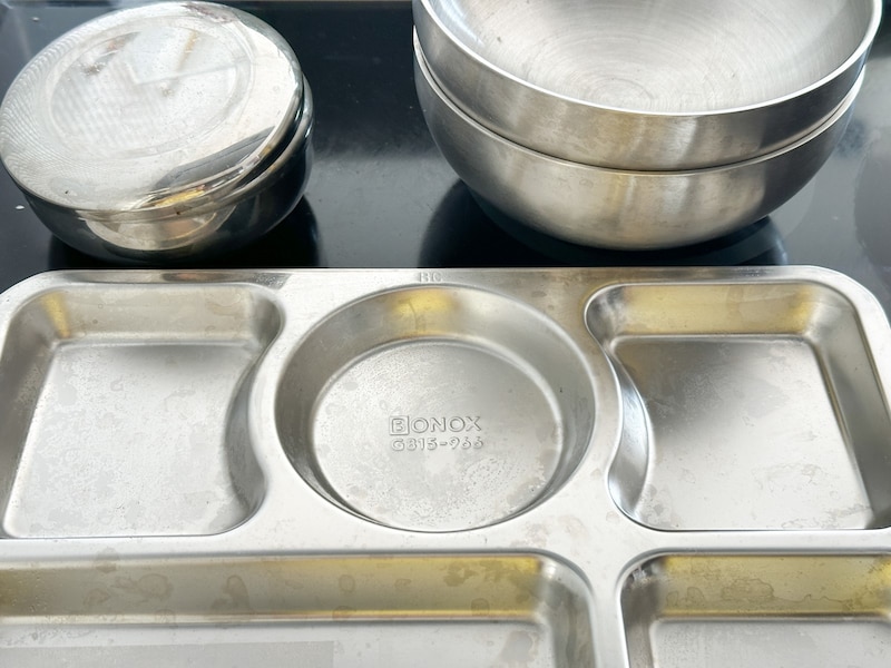 金属製の食器は電子レンジで使ってはいけない