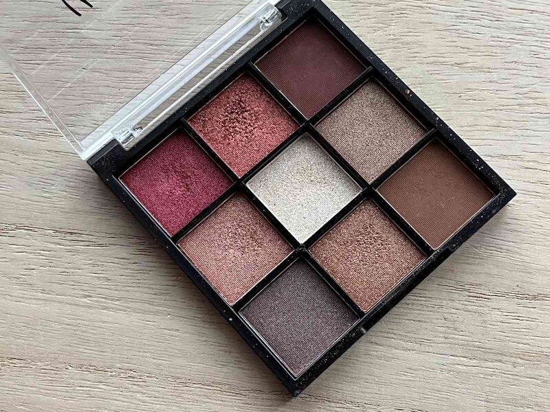 ダイソーの「UR ブルーミングアイカラーパレット 02」