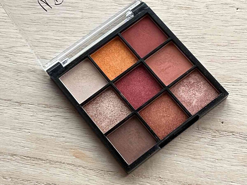 ダイソーの「UR ブルーミングアイカラーパレット 02a」