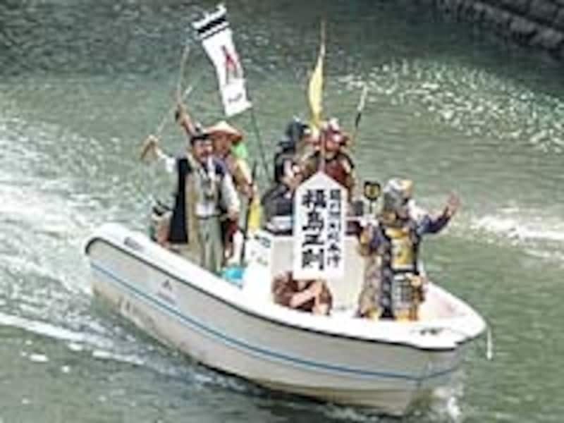 武将たちが何とボートで川を渡る「郷土歴史まつり」
