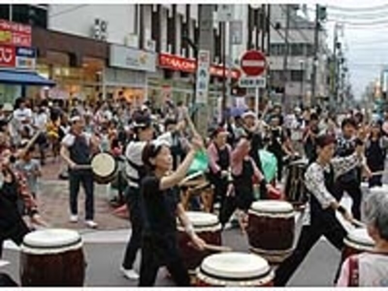 舞踊やライブなど多彩なパフォーマンスがプログラムされる「今池まつり」