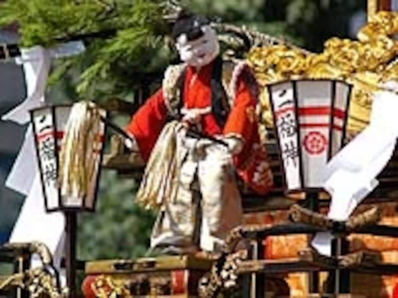 山車の上で華麗な演技を見せるからくり人形