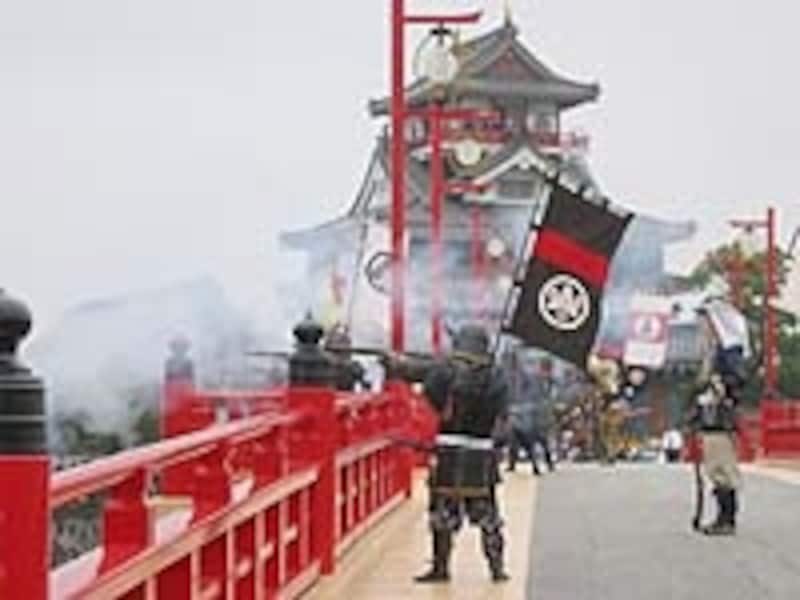 鎧兜に身を包んだ武士たちが活躍する祭りが県内各所で。写真は「清洲城ふるさとまつり」