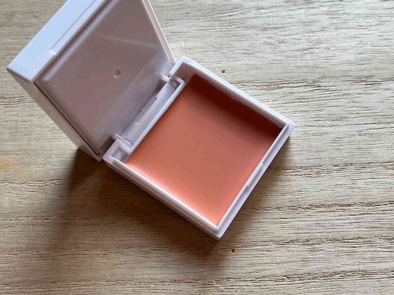 ダイソーの「アイデイト ミニマルパレット」の下段はチーク・リップ