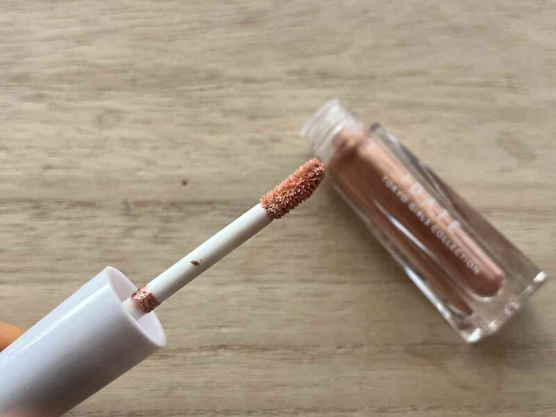 ダイソーの「アイデイト リキッドアイシャドウ」はラメが強め