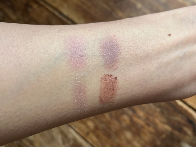 「アイデイト 4色アイシャドウパレット０１」のローズピンクは肌馴染みが良い