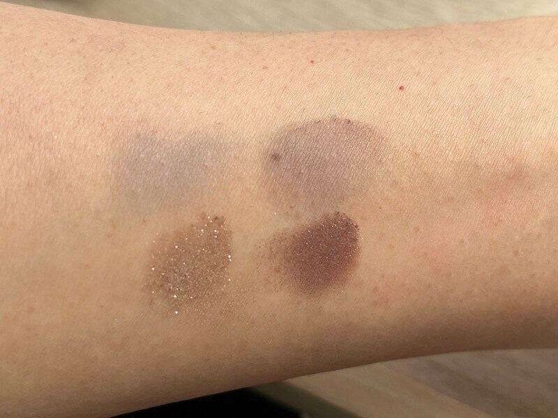 シックなカラーでも肌につけると違和感はない