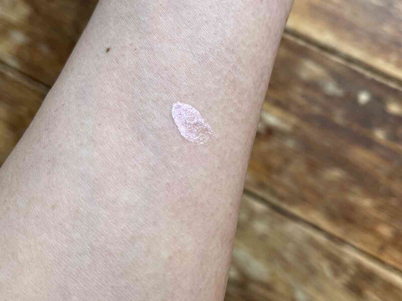 肌につけるとチップについているときよりも、色合いが薄いように感じるかも