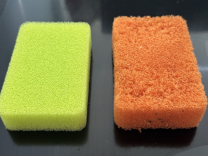 左：新品のキッチンスポンジ　右：1カ月使ったキッチンスポンジ