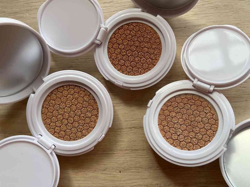 ダイソーの「アイデイト クッションファンデーション（ミニ）」の「ピンクベージュ」（左）、「ミディアムベージュ」（中央）「ライトベージュ」（右）