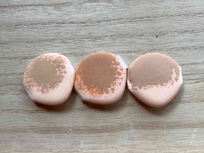 左から「ピンクベージュ」、「ミディアムベージュ」、「ライトベージュ」のパフについた色味