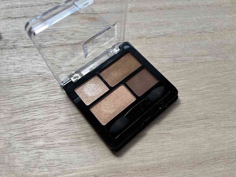 ダイソーの「GENE TOKYO リラクシー アイシャドウ 01」