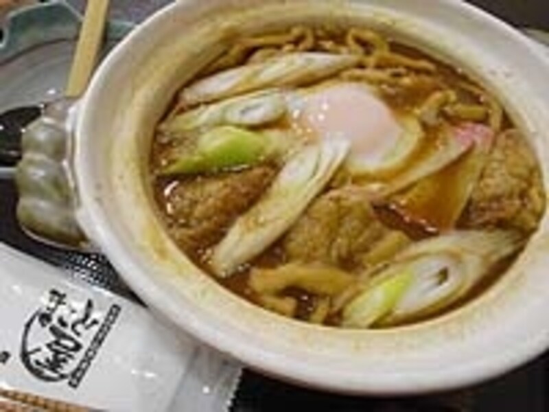 味噌煮込みうどんは819円~。写真は玉子、かしわ入りの親子味噌煮込み987円